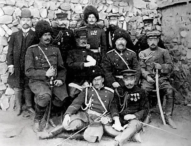 Nach der Kapitulation: Russlands General Stoessel und Japans General Nogi (beide Mitte)
