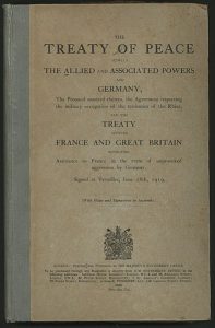 Der Deckel einer Veröffentlichung des Versailler Vertrages in englischer Sprache