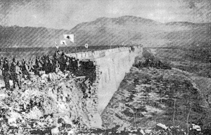 Japanische Soldaten stehen am 13. Dezember auf den Ruinen des Zhongshan Tores.